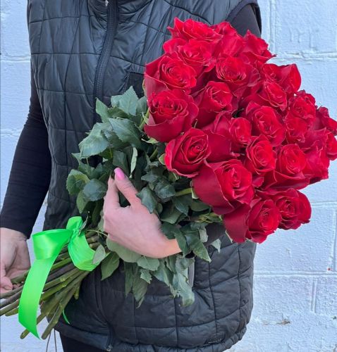 "Севилья"- букет из красных роз с доставкой по городу по Ахтубинску